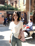 Summer U-Necked Short-Sleeved White Hottie Top Woman 2025 New Design Sense Niche T-Shirt French Pure Desire To Play The Bottom Shirt