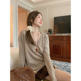 Oatmeal Color Autumn V Neck Collar Collar Collar Collar Collar Collar Collar Long-Sleeved Knitted Shirt Women Fashion Age Reduction In The Ocean Gas Bottom Blouse