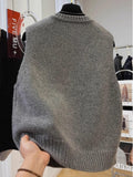 Spring And Autumn 2025 New Women's Knitted Vest Design Folded Sweater Vest Sleeveless Horse Clip Top